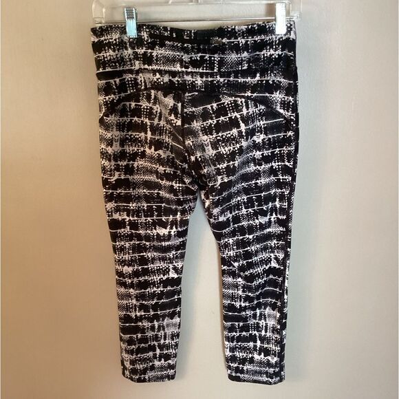 NIKE DRI FIT RUNNING SIZE MEDIUM EPIC VIPER BLACK AND WHITE CROP TIGHTS - Picture 3 of 8